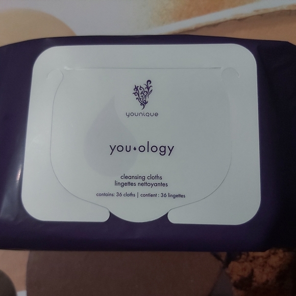 Younique https://www.youniqueproducts.com/CrystalT - Picture 1 of 2